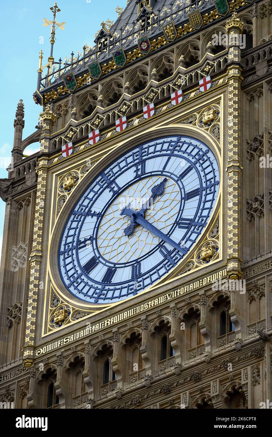 Nahaufnahme der Uhr des Big Ben Elizabeth Tower London UK nach den Renovierungsarbeiten im Jahr 2022. Stockfoto