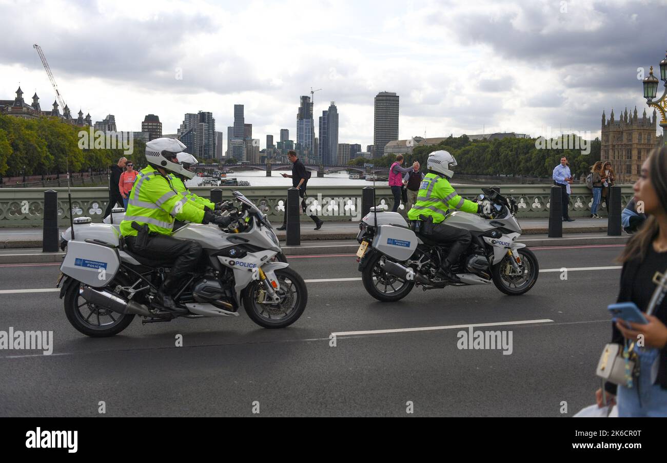 Die bewaffnete Londoner Stadtpolizei überquert die Westminster Bridge, während die Königin im Staat liegt und eine bewegende Zeremonie beginnt. Stockfoto