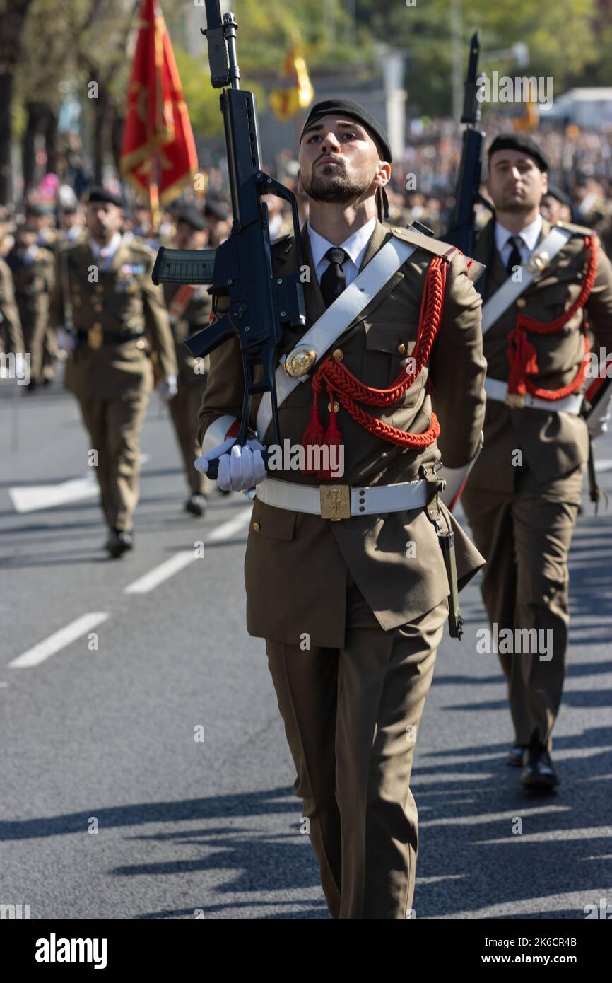 Eine vertikale Aufnahme des spanischen Nationalfeiertags, wo der Tag der Hispanität mit großer Freude Stockfoto