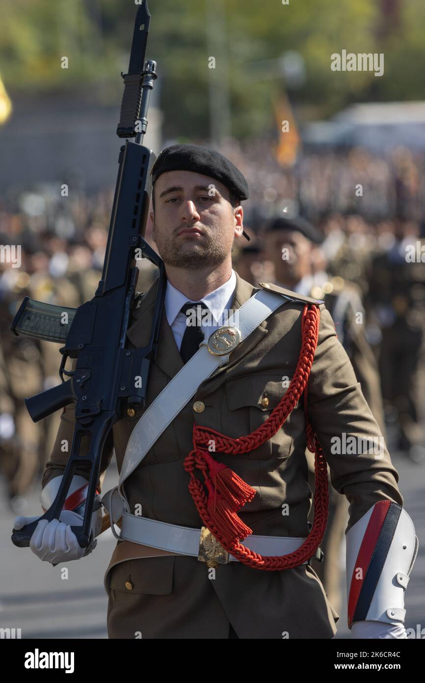 Eine vertikale Aufnahme des spanischen Nationalfeiertags, wo der Tag der Hispanität mit großer Freude Stockfoto