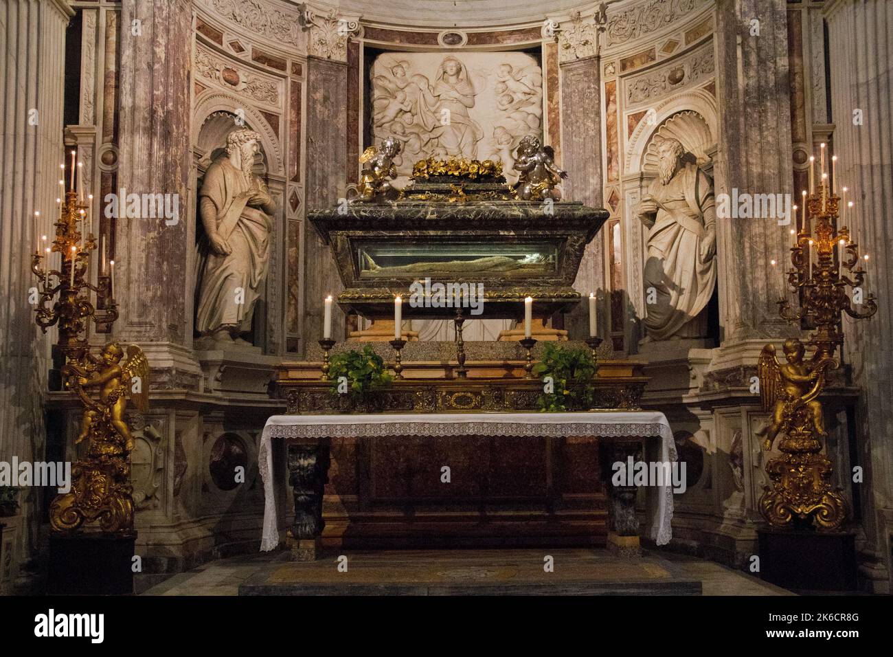 Altargrab des Heiligen Rainerius, des schutzpatrons von Pisa und der Reisenden in der mittelalterlichen römisch-katholischen Kathedrale von Pisa, dem Duomo di Pisa Stockfoto