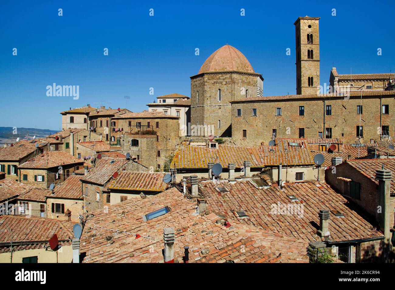 Blick über die Dächer von Volterra, einer wunderschönen Stadt in der Toskana, Italien. Stockfoto