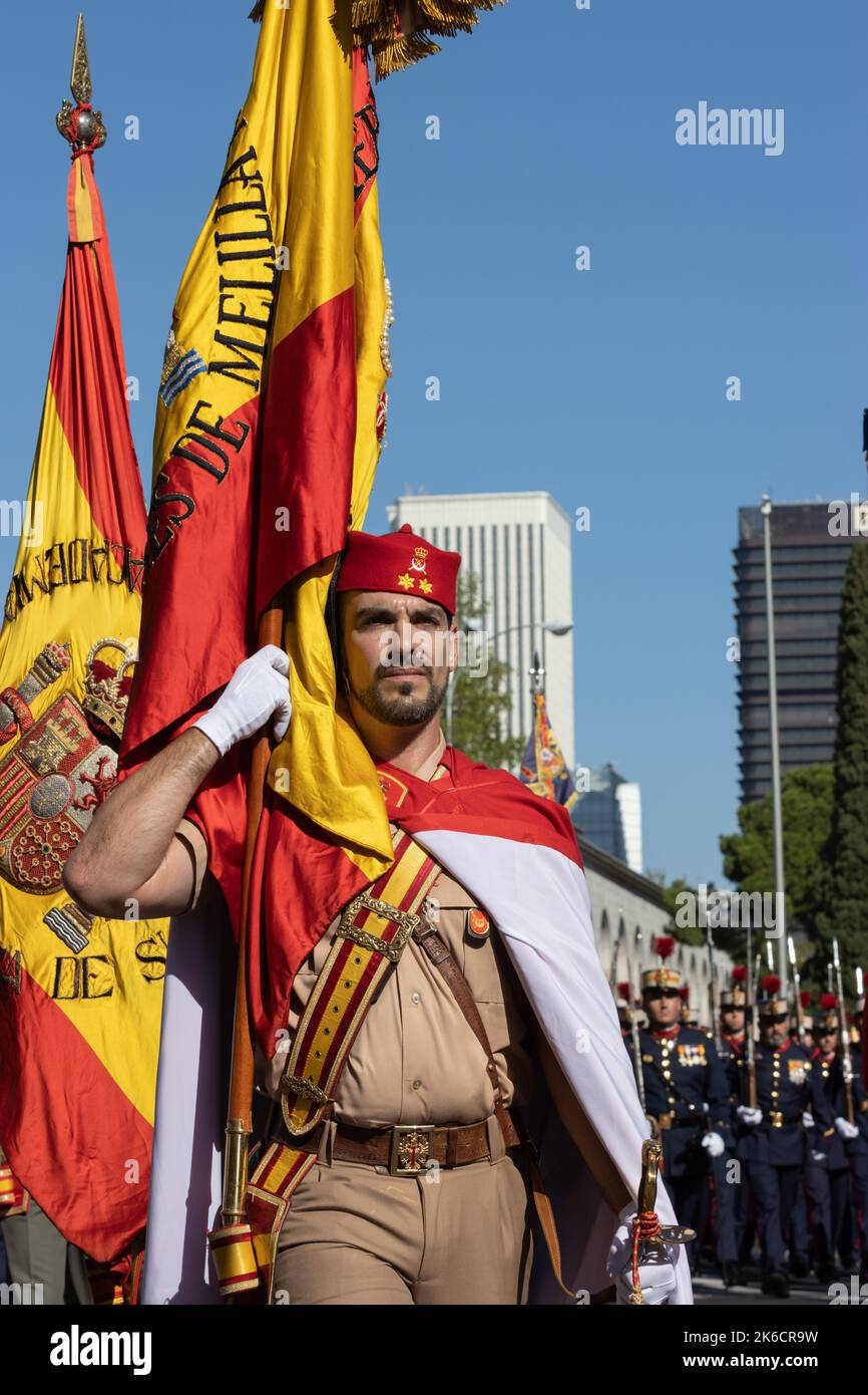 Eine vertikale Aufnahme einer Militärparade zum Gedenken an den Hispanic Day und die spanischen Streitkräfte Stockfoto