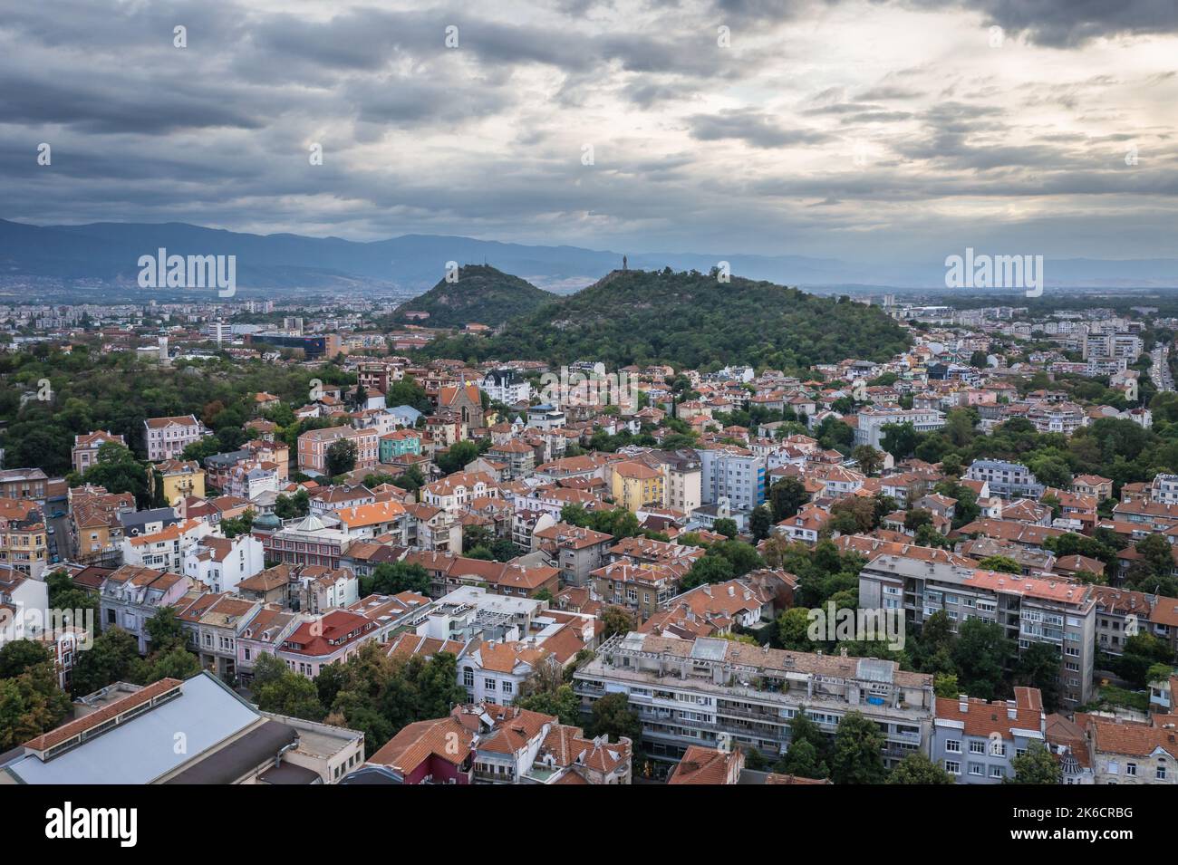 Altstadt von Plovdiv Stadt, Hauptstadt der Provinz Plovdiv in Süd-Zentral-Bulgarien, Blick mit Hügeln namens Danov, Jugend und Liberatoren, Drohne Foto Stockfoto