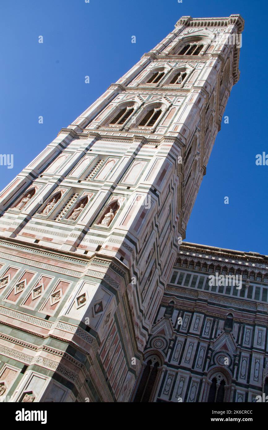 Der Glockenturm von Giotto, ein hoher weißer Marmorturm in Florenz, Italien Stockfoto