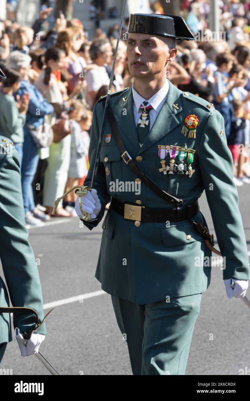 Eine vertikale Aufnahme einer Militärparade zum Gedenken an den Hispanic Day und die spanischen Streitkräfte Stockfoto