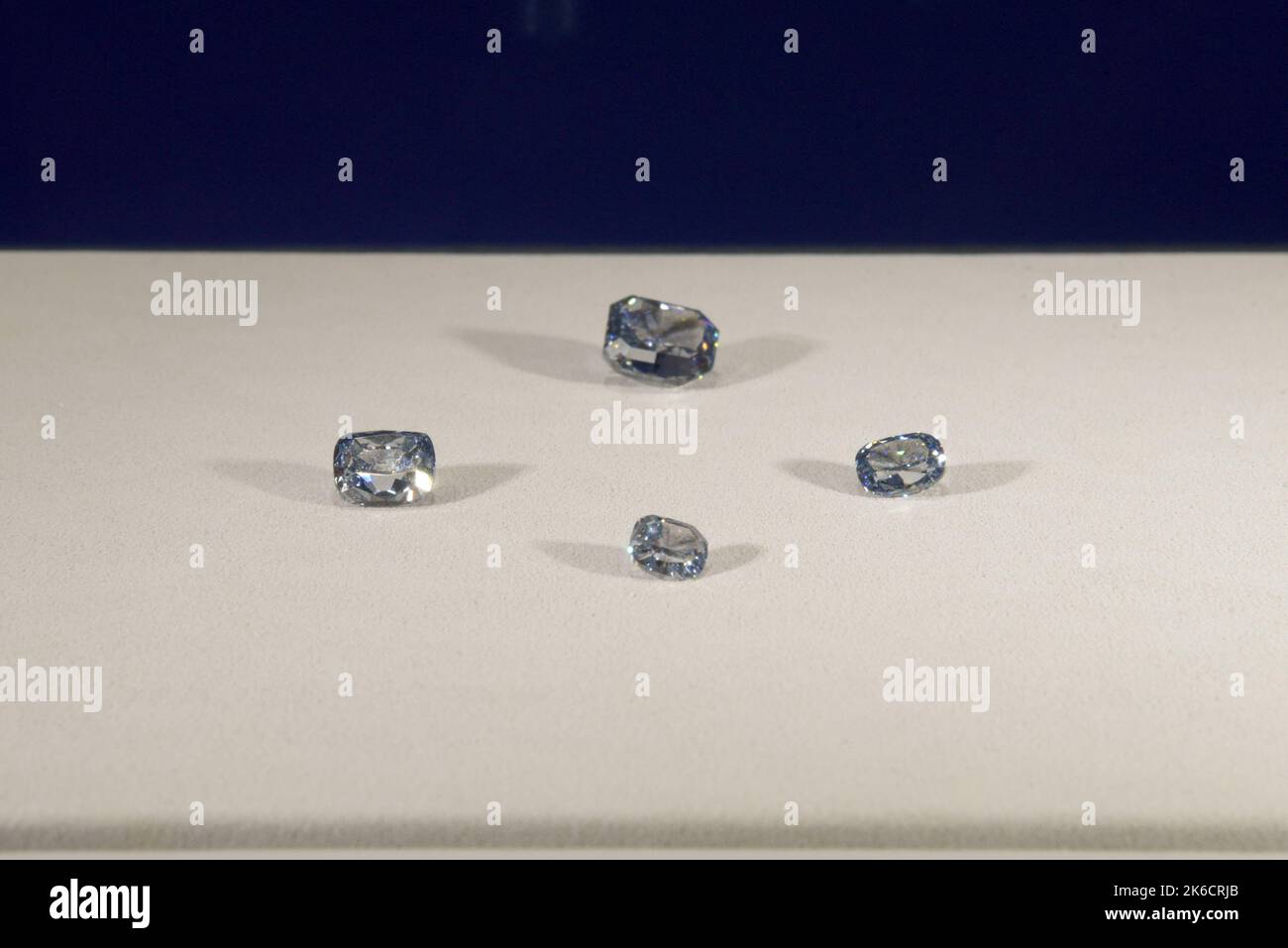 Verschiedene blaue Diamanten, die 2022 und im Frühjahr 2023 über Sotheby's Schmuckauktionen verkauft werden, werden am 12. Oktober 2022 in New York, NY, vorgestellt. Zu den zu verkaufenden Diamanten gehört ein 11,29 Karat Stufenschliff Fancy Vivid Blue (est. B-28/50 Millionen), einem 5,53 Karat Kissen mit brillantem Schnitt (est. BV11/15 Mio), ein 4,13 Karat Stufenschnitt Fancy Intense Blue (est. 2,5-3,5 Millionen US-Dollar), ein 3,24 Karat Kissen mit brillantem Schnitt, innen makellos Fancy Vivid Blue (est. 5-8 Millionen), ein 3,10 Karat Kissen mit Brillantschliff Fancy Vivid Blue (5-4,5 Millionen Lufteinhellungsfaktor), ein 2,08 Karat Kissen Fancy Intense BL Stockfoto