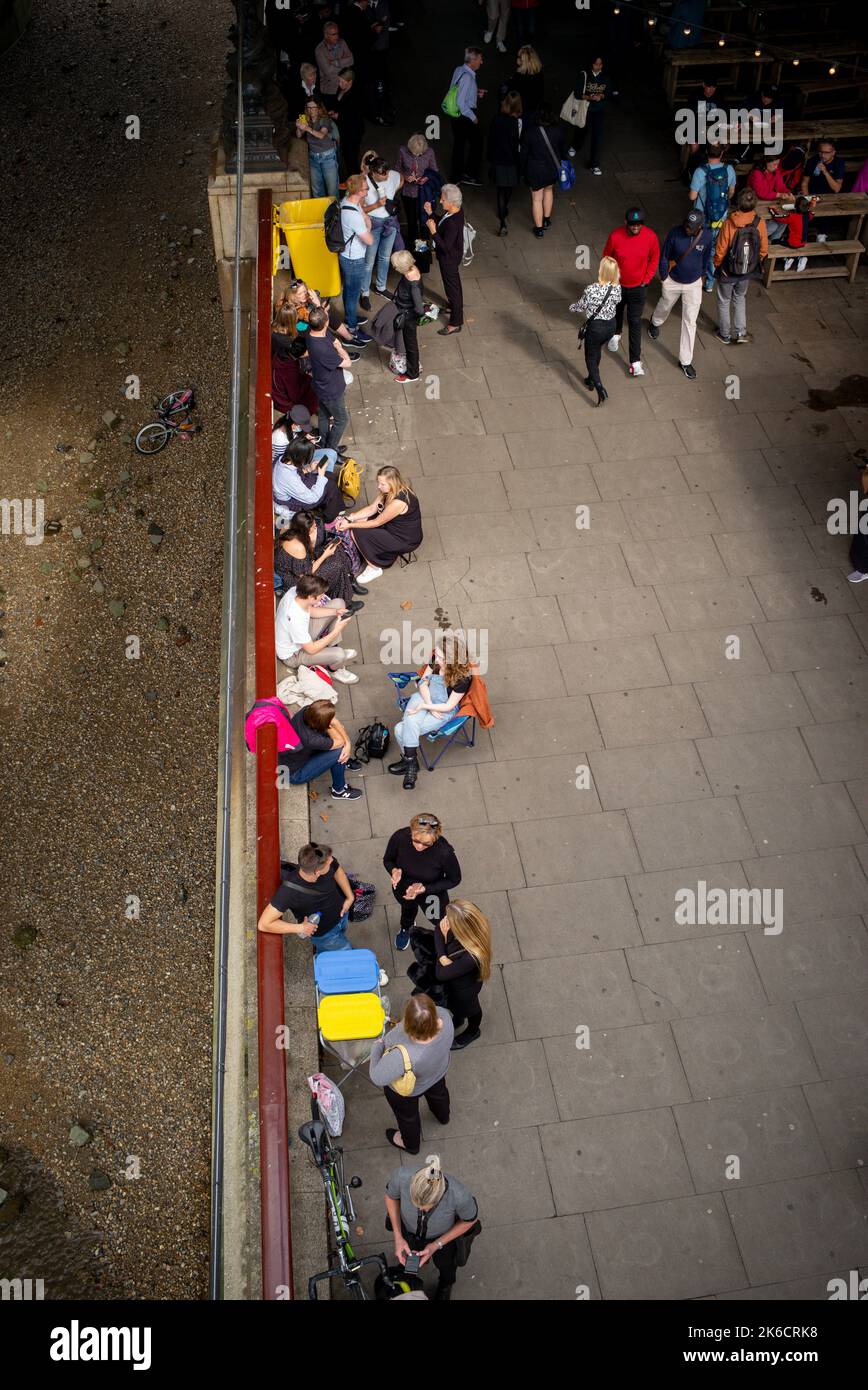 Am ersten Tag, an dem die Queen im Staat in der Westminster Hall liegt, stehen Mitglieder der Öffentlichkeit in der Schlange an der South Bank London UK.viele sehen sich telefonisch an. Stockfoto