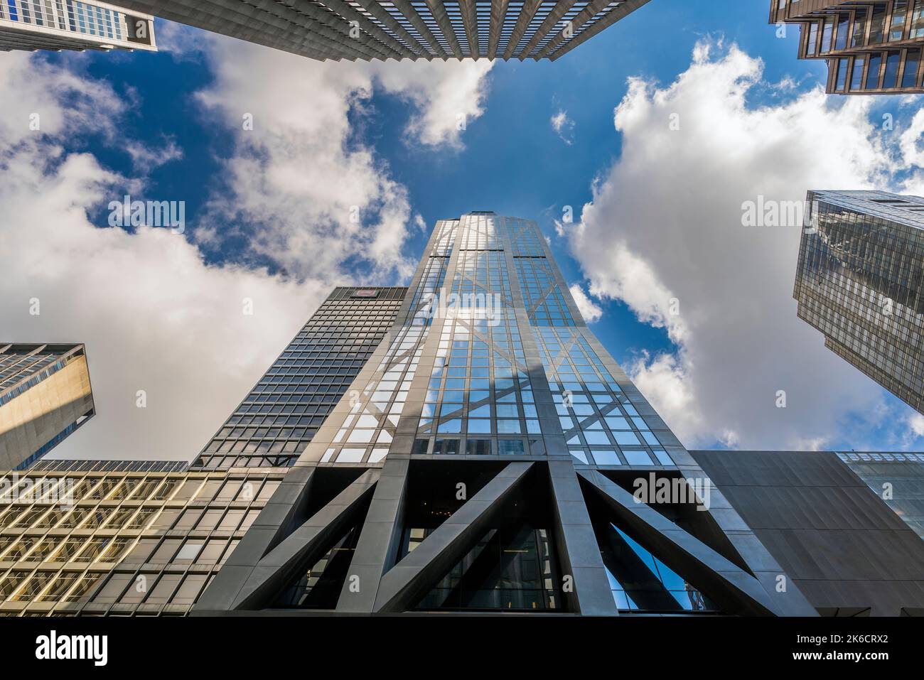 Low-Angle-Ansicht von 53 West 53 (Tower Verre) und weiteren Wolkenkratzern in Midtown Manhattan, New York, USA Stockfoto