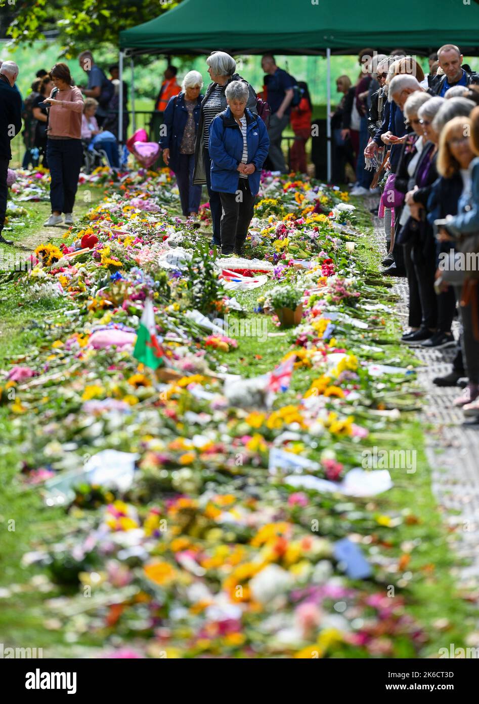 Mitglieder der Öffentlichkeit kommen im Green Park London UK zusammen, um Blumen zu legen und unter den Ehrungen an die verstorbene Königin Elizabeth die zweite zu spazieren. Stockfoto