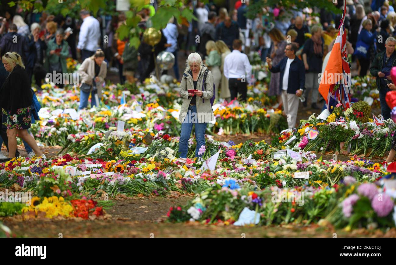 Mitglieder der Öffentlichkeit kommen im Green Park London UK zusammen, um Blumen zu legen und unter den Ehrungen an die verstorbene Königin Elizabeth die zweite zu spazieren. Stockfoto