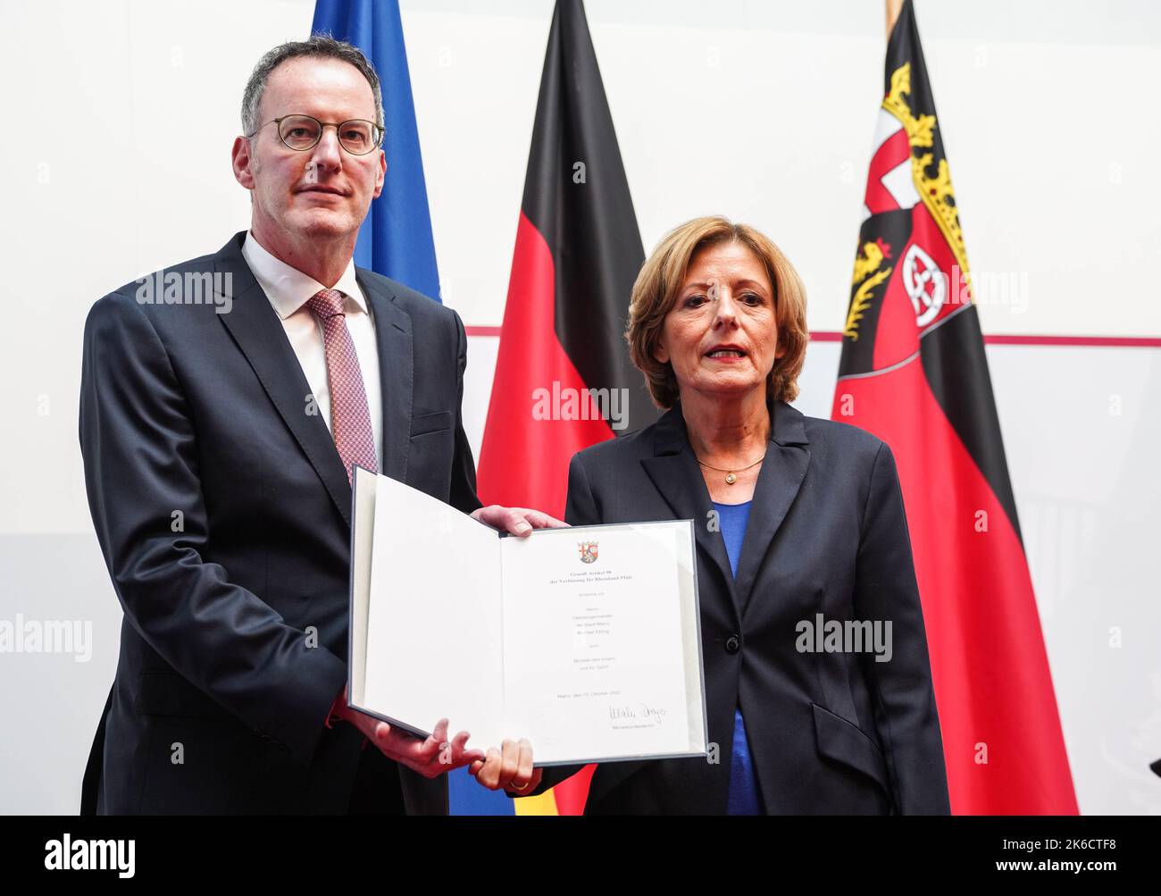 Mainz, Deutschland. 13. Oktober 2022. Der amtierende Bürgermeister von Maiz, Michael Ebling (SPD, l), erhält von Ministerpräsident Malu Dreyer (SPD) im Staatskanzleramt die Ernennungsurkunde zum neuen Innenminister von Rheinland-Pfalz. Kredit: Frank Rumpenhorst/dpa/Alamy Live Nachrichten Stockfoto