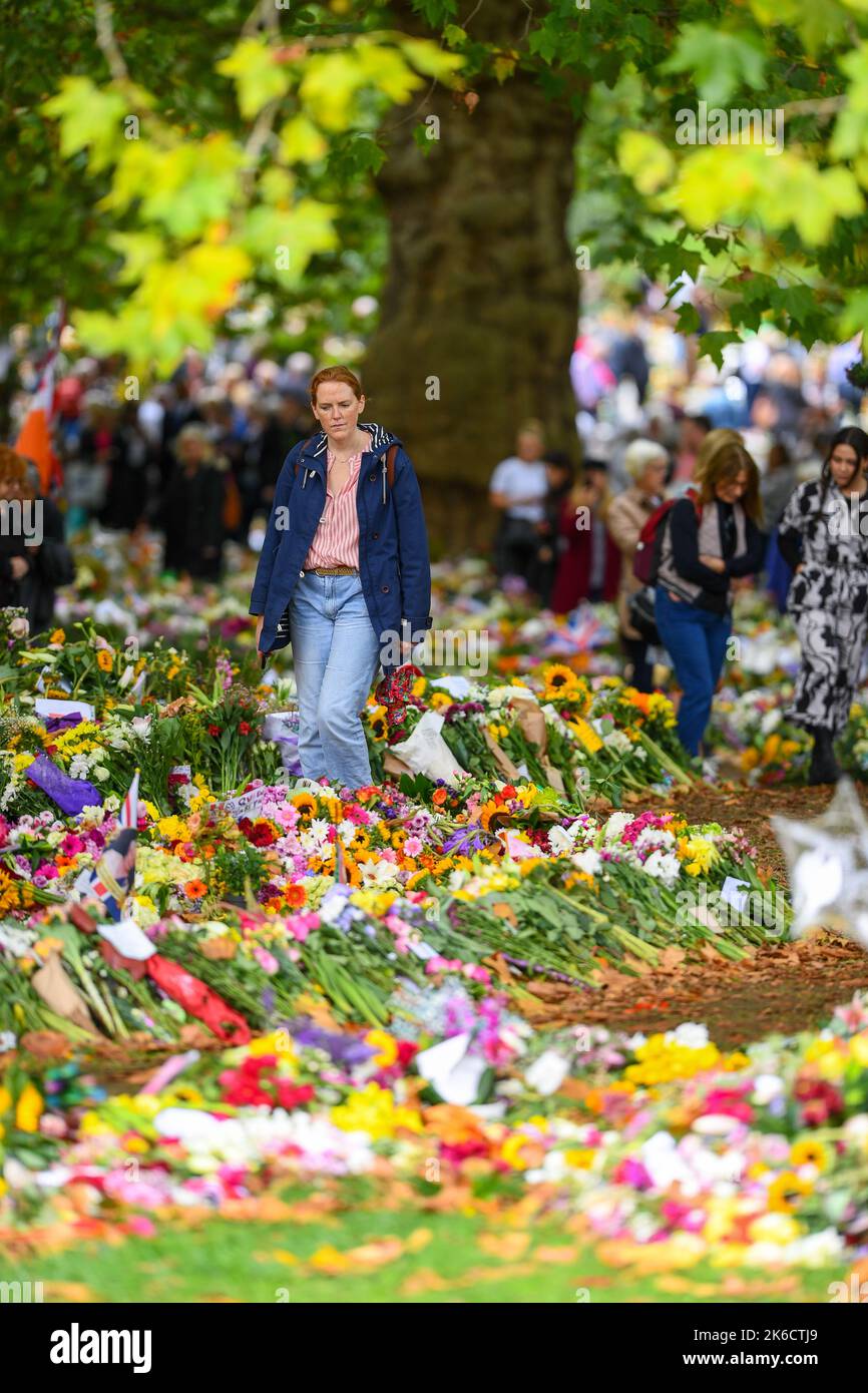 Mitglieder der Öffentlichkeit kommen im Green Park London UK zusammen, um Blumen zu legen und unter den Ehrungen an die verstorbene Königin Elizabeth die zweite zu spazieren. Stockfoto