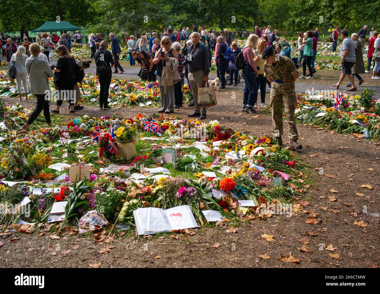 Mitglieder der Öffentlichkeit kommen im Green Park London UK zusammen, um Blumen zu legen und unter den Ehrungen an die verstorbene Königin Elizabeth die zweite zu spazieren. Stockfoto