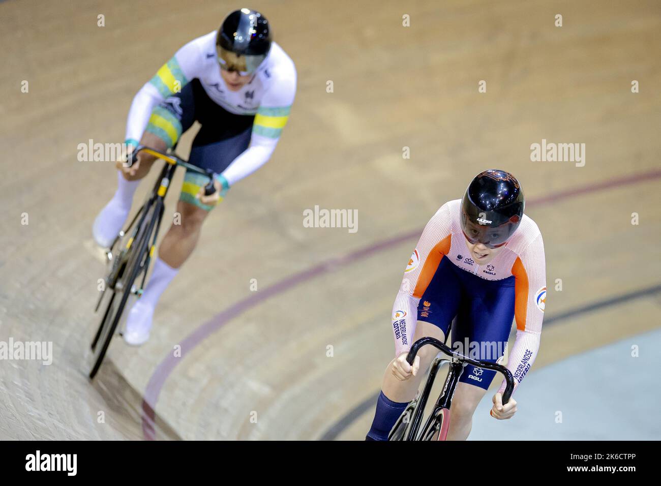 SAINT-QUENTIN-EN-YVELINES - Hetty van der Wouw im Einsatz beim Damensprint am zweiten Tag der UCI-Bahn-Weltmeisterschaften. ANP ROBIN VAN LONKHUIJSEN Stockfoto