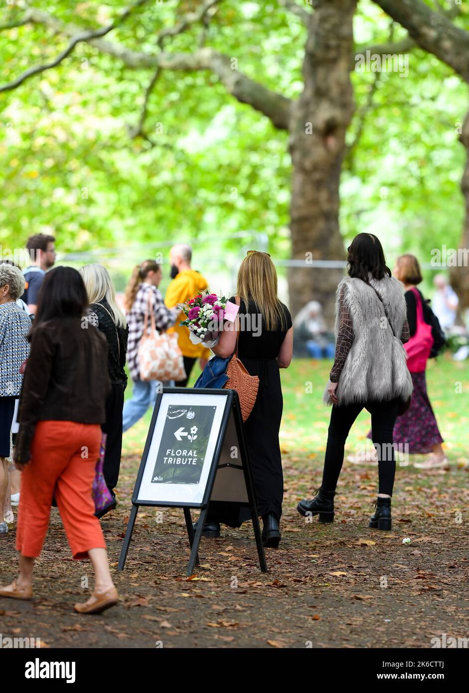 Schilder, die den Weg zum Blumenschmuck im Green Park weisen, wo Mitglieder der Öffentlichkeit Blumen legen können, um die verstorbene Königin Elizabeth 2. zu betrauern. Stockfoto