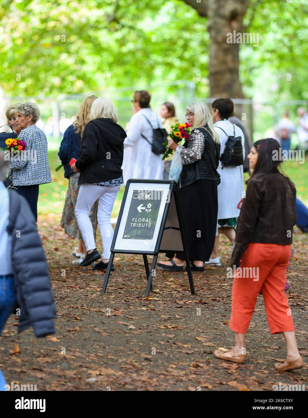 Schilder, die den Weg zum Blumenschmuck im Green Park weisen, wo Mitglieder der Öffentlichkeit Blumen legen können, um die verstorbene Königin Elizabeth 2. zu betrauern. Stockfoto