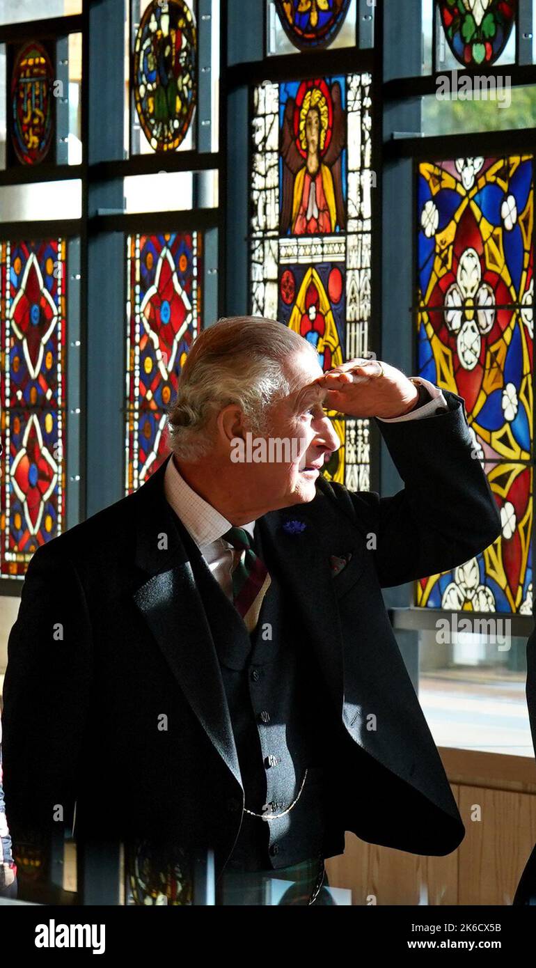 König Charles III blickt während eines Besuchs der Burrell Collection auf Fleckglasfenster, um sie nach der sechsjährigen Renovierung im Pollok Country Park in Glasgow offiziell wieder zu öffnen. Bilddatum: Donnerstag, 13. Oktober 2022. Stockfoto