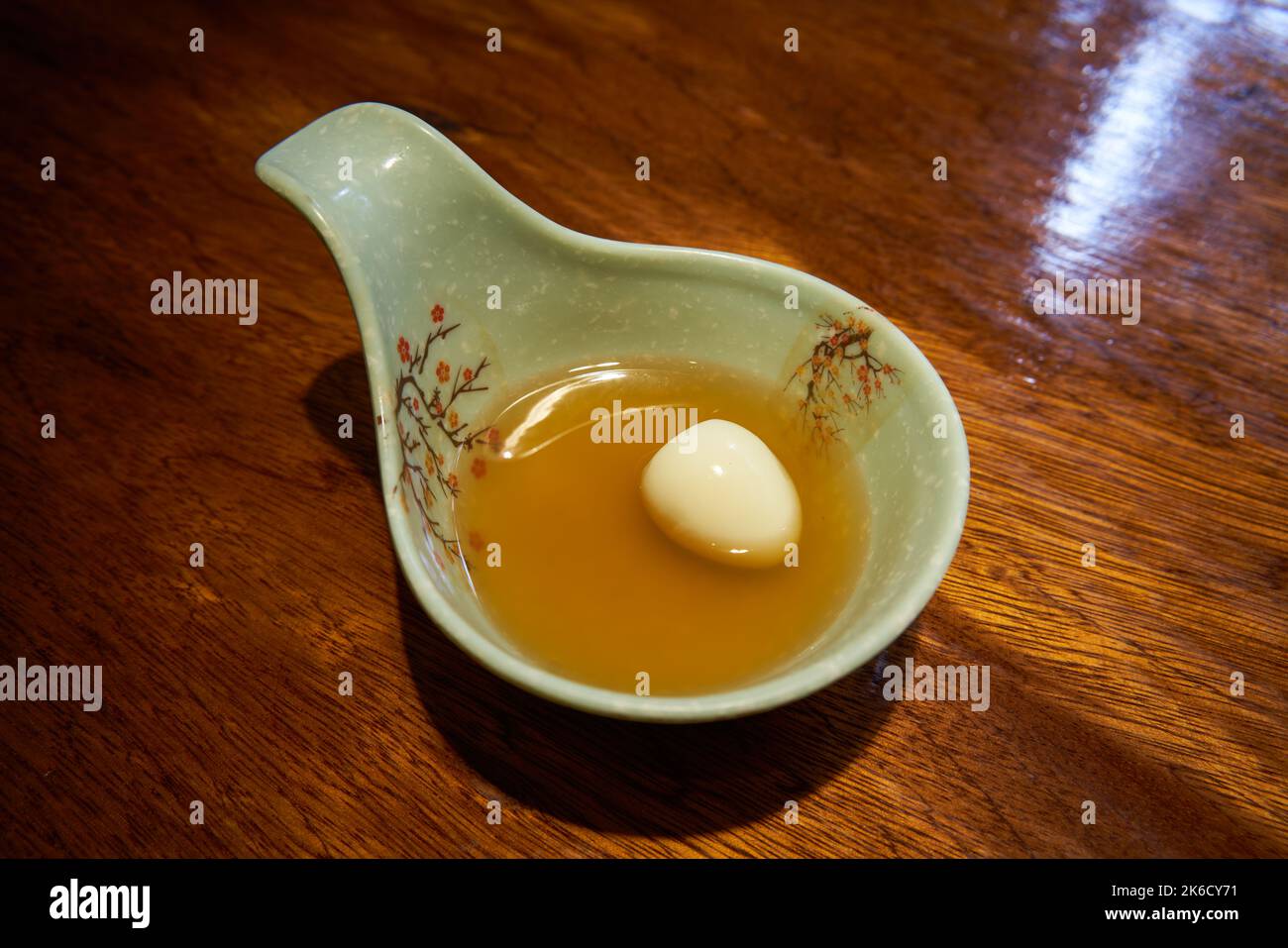 Eine Schüssel mit köstlichem chinesischen Dessert, Wachteleier braunem Zuckerwasser Stockfoto