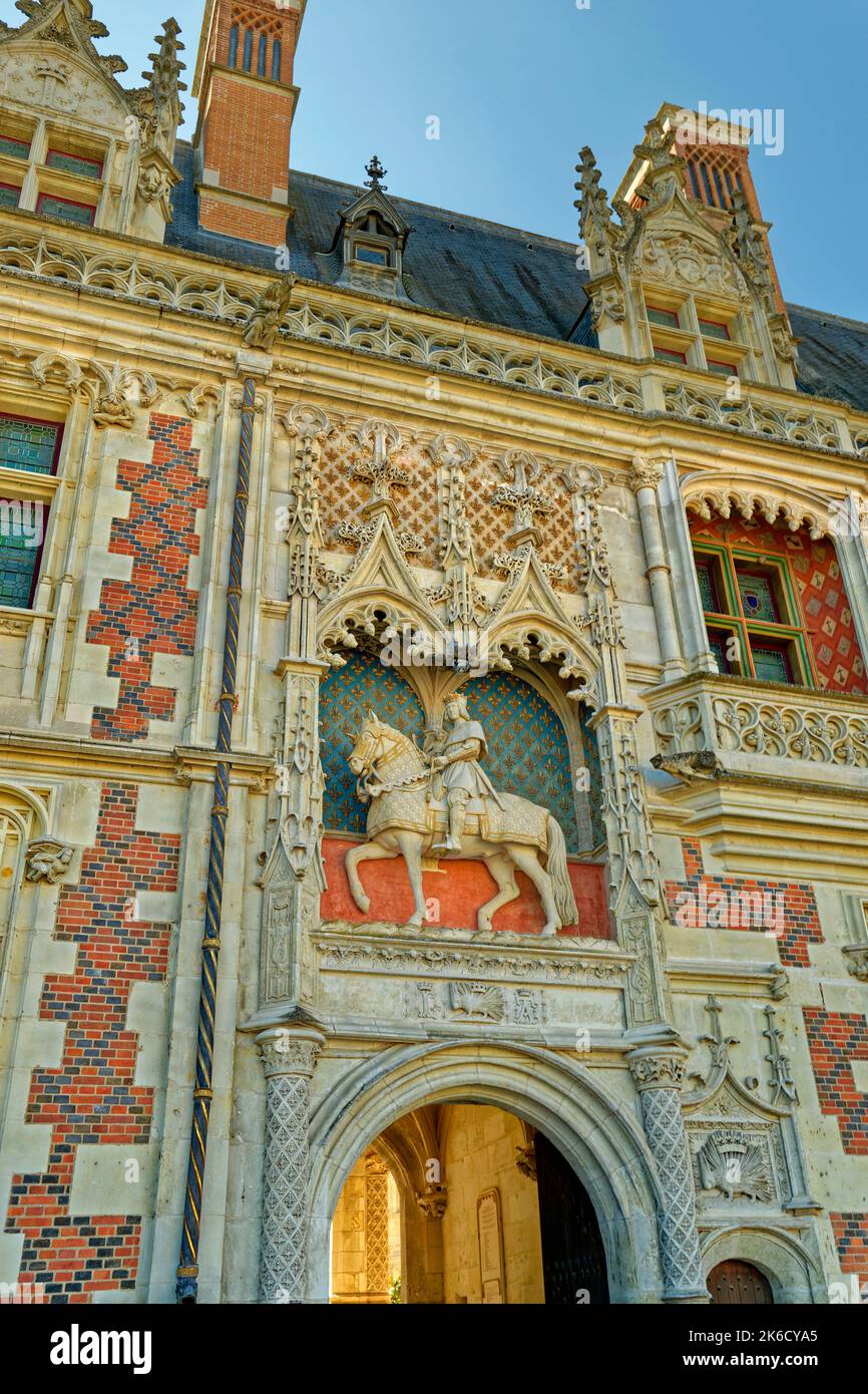 Detail über dem Eingang zum Chateau Royal de Blois in Blois, der Hauptstadt des Départements Loir-et-Cher in Zentralfrankreich. Stockfoto