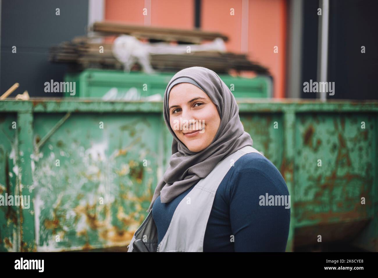 Porträt eines lächelnden Bauarbeiters im Kopftuch vor Ort Stockfoto