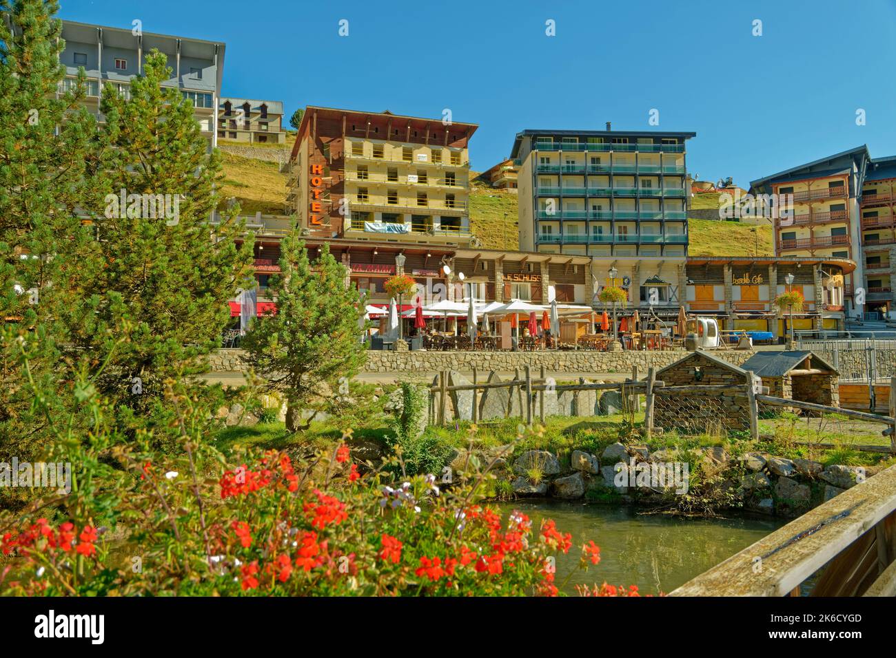 Das französische Skigebiet La Mongie in der Nähe von Bagneres de Bigorre im Sommer. Stockfoto
