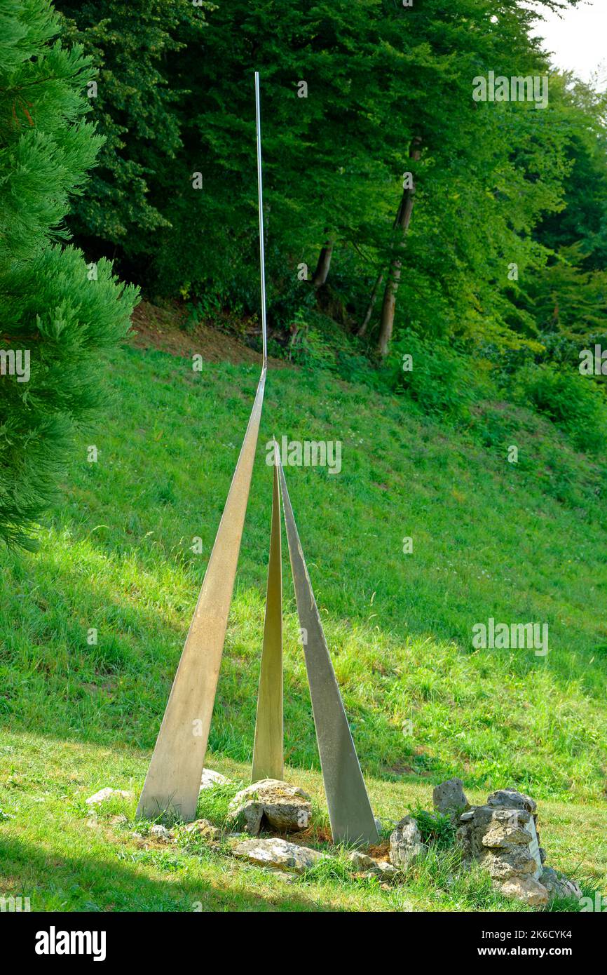 Monument in Bagneres de Bigorre, Frankreich, zur Feier der Entdeckung des subatomaren Hyperon-Partikels durch das Team der Universität Manchester von Patrick Blackett. Stockfoto