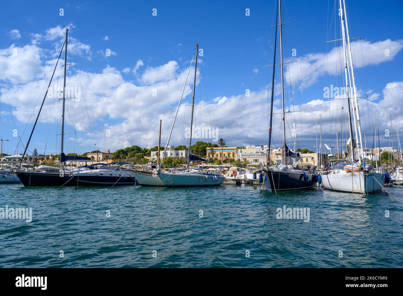 St Maria di Leuca Freizeit Bootshafen mit Uferhäusern im Hintergrund. Apulien (Apulien), Italien. Stockfoto