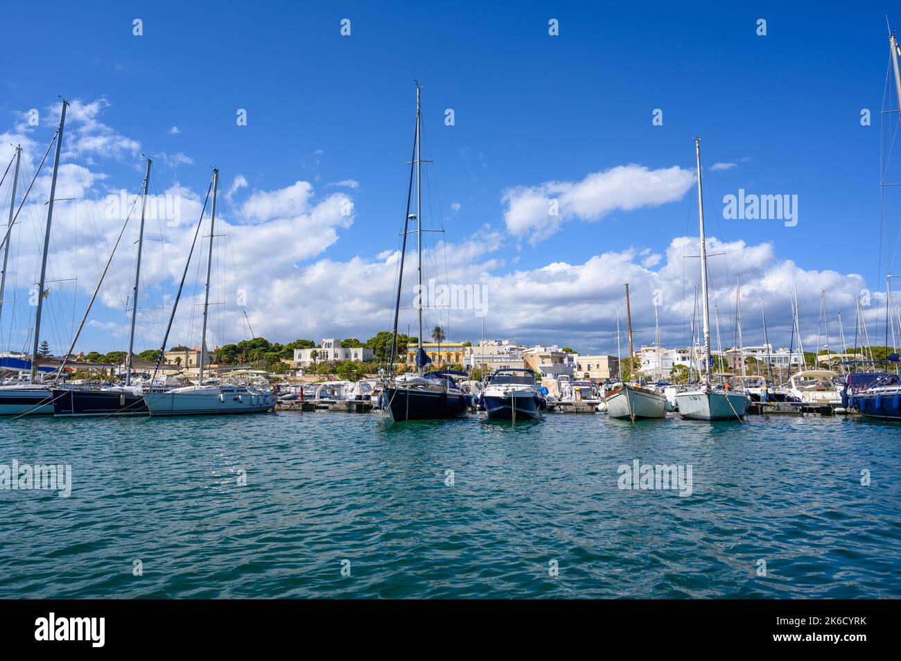 St Maria di Leuca Freizeit Bootshafen mit Uferhäusern im Hintergrund. Apulien (Apulien), Italien. Stockfoto