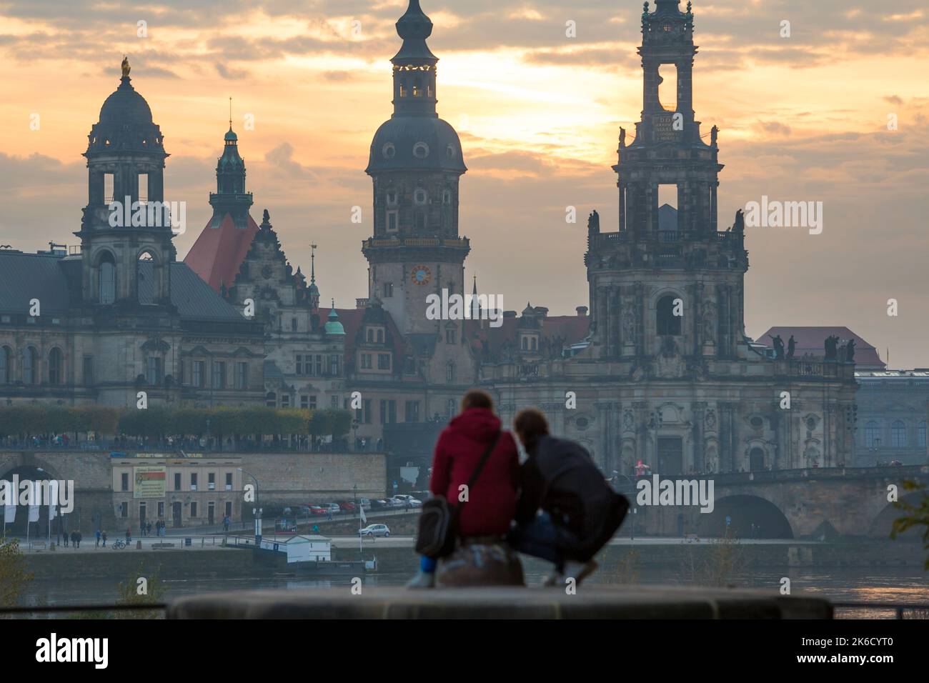 Dresdner Skyline bei Dämmerung über der Elbe, Dresden, Deutschland Stockfoto