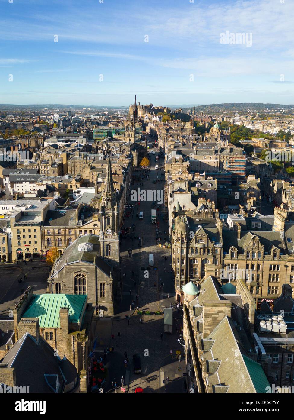 Luftaufnahme von der Drohne der Royal Mile oder der High Street und der Altstadt in Edinburgh, Schottland, Großbritannien Stockfoto