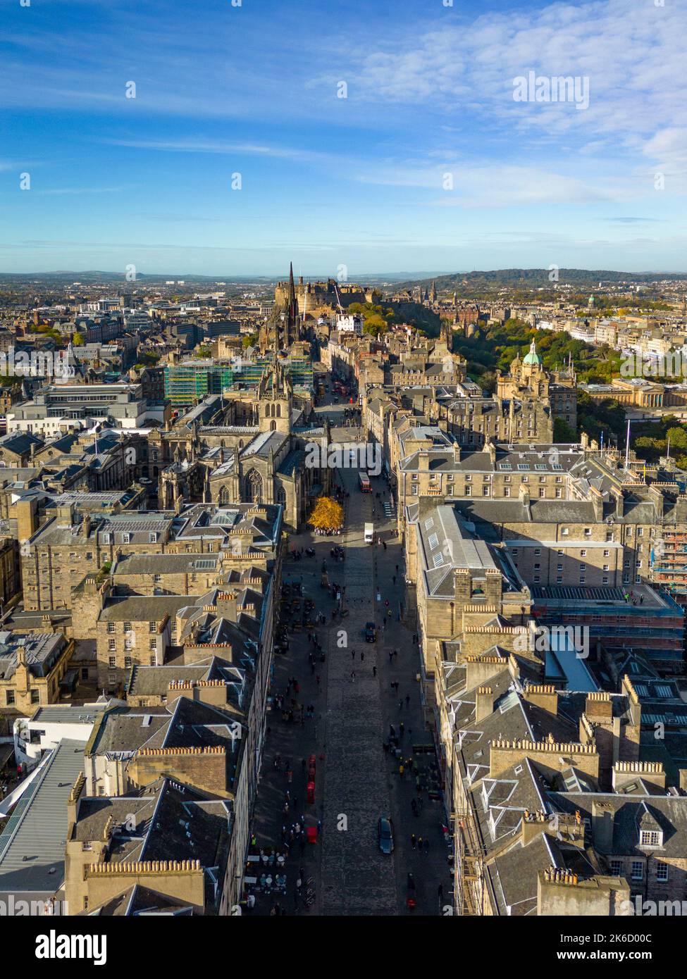 Luftaufnahme von der Drohne der Royal Mile in der Altstadt von Edinburgh, Schottland, Großbritannien Stockfoto