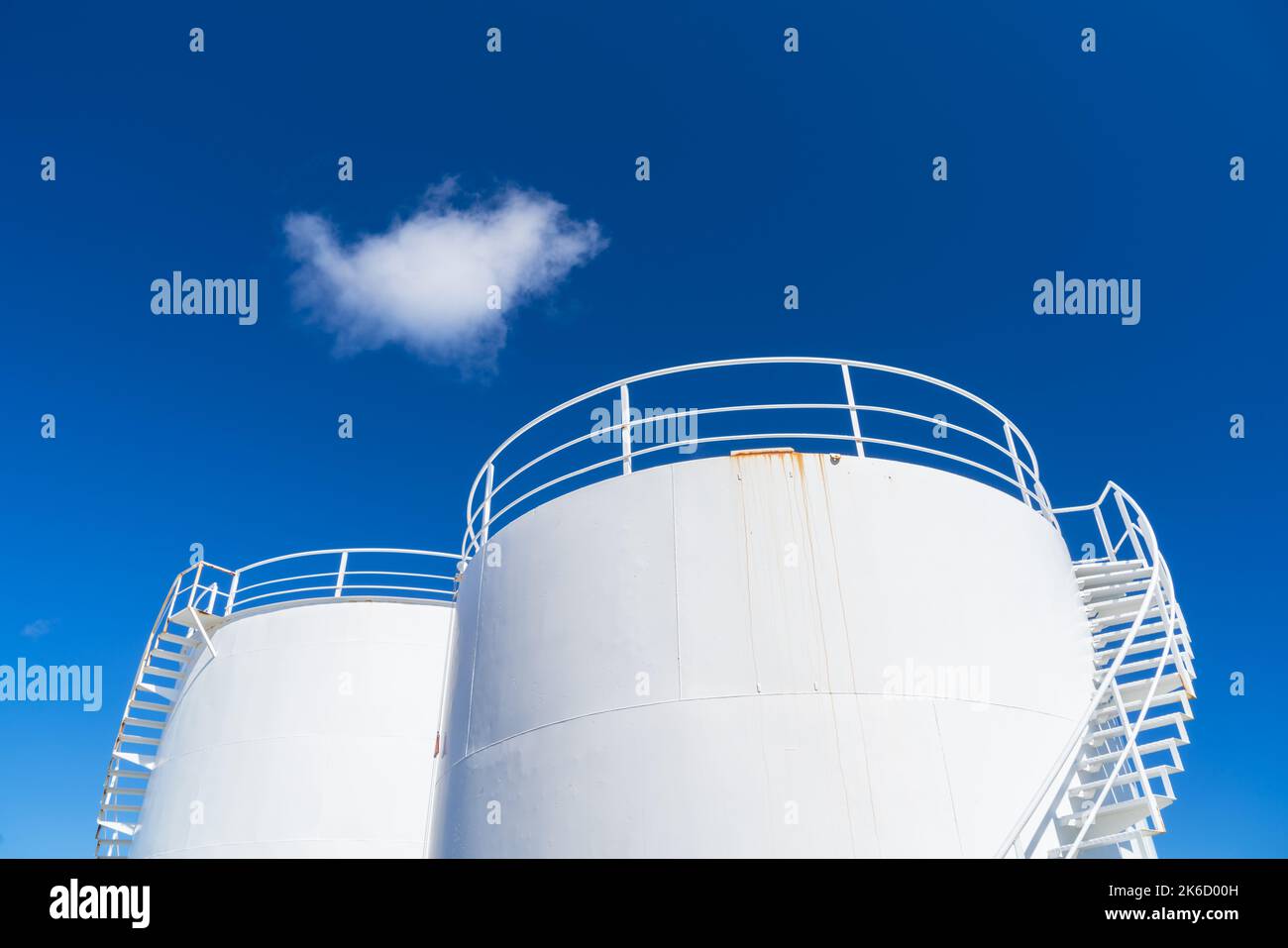 Weißer Öltank, blauer Himmel & Wolke, Island Stockfoto