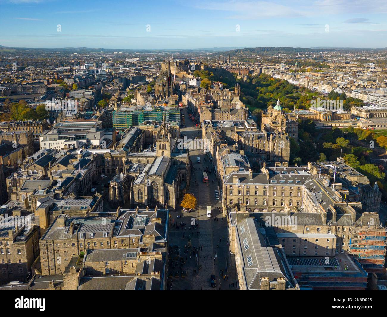 Luftaufnahme von der Drohne der Royal Mile in der Altstadt von Edinburgh, Schottland, Großbritannien Stockfoto
