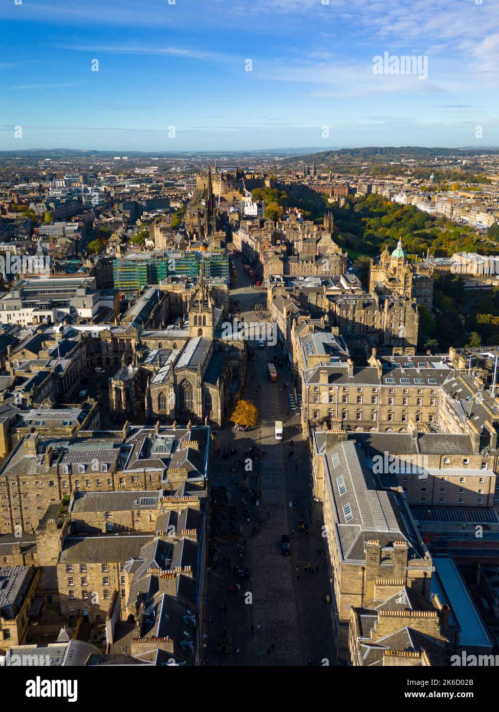 Luftaufnahme von der Drohne der Royal Mile in der Altstadt von Edinburgh, Schottland, Großbritannien Stockfoto