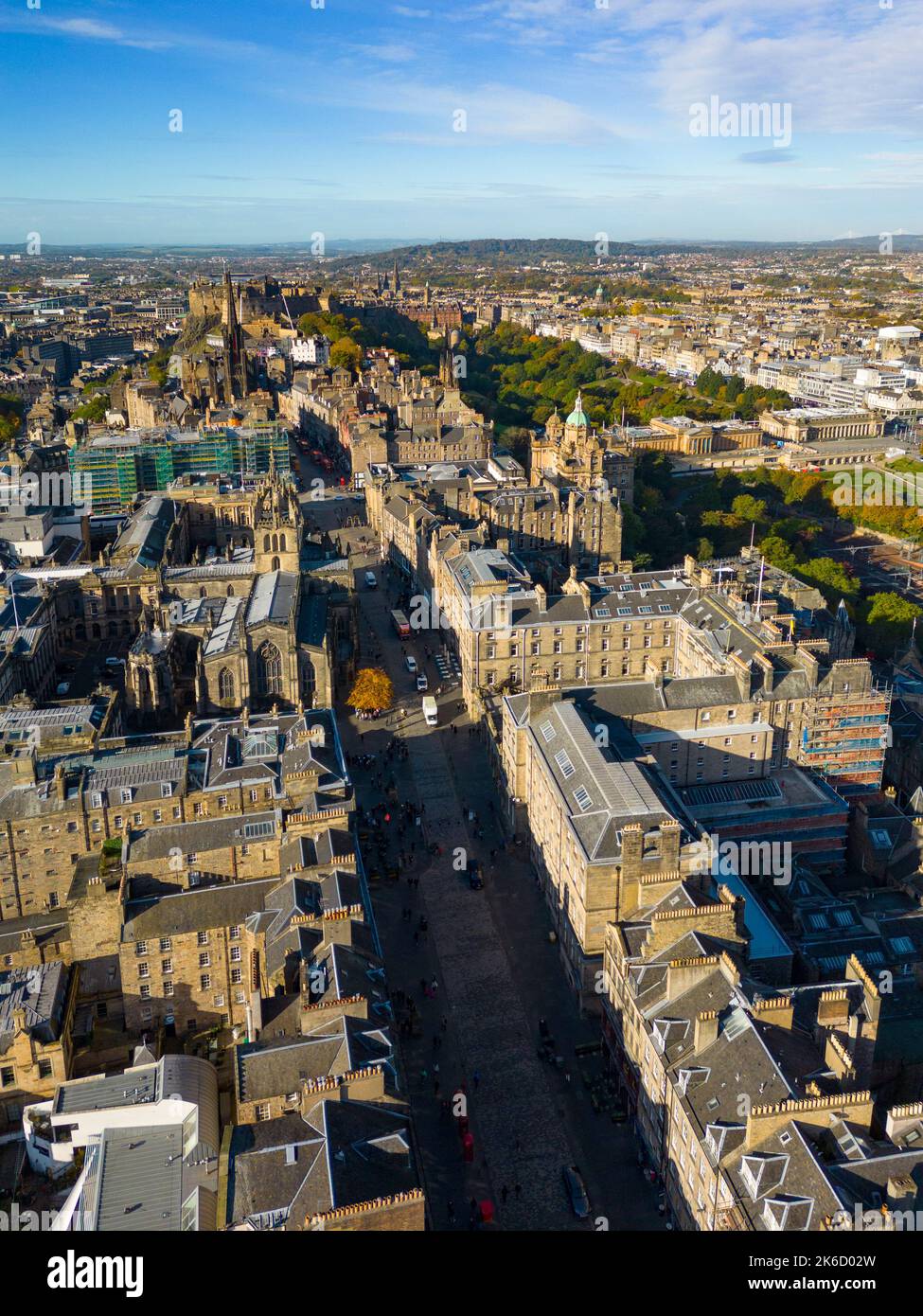 Luftaufnahme von der Drohne der Royal Mile in der Altstadt von Edinburgh, Schottland, Großbritannien Stockfoto