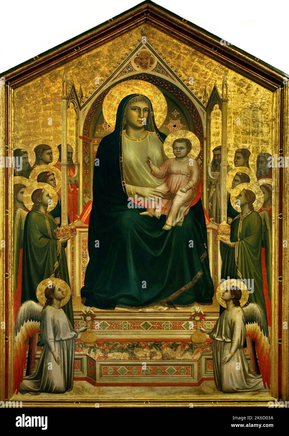 Thronende Jungfrau und Kind, umgeben von Engeln und Heiligen (Ognissanti Maestà) Giotto (Vespignano, Vicchio di Mugello 1267 – Firenzone 1337) Florenz Italien Stockfoto