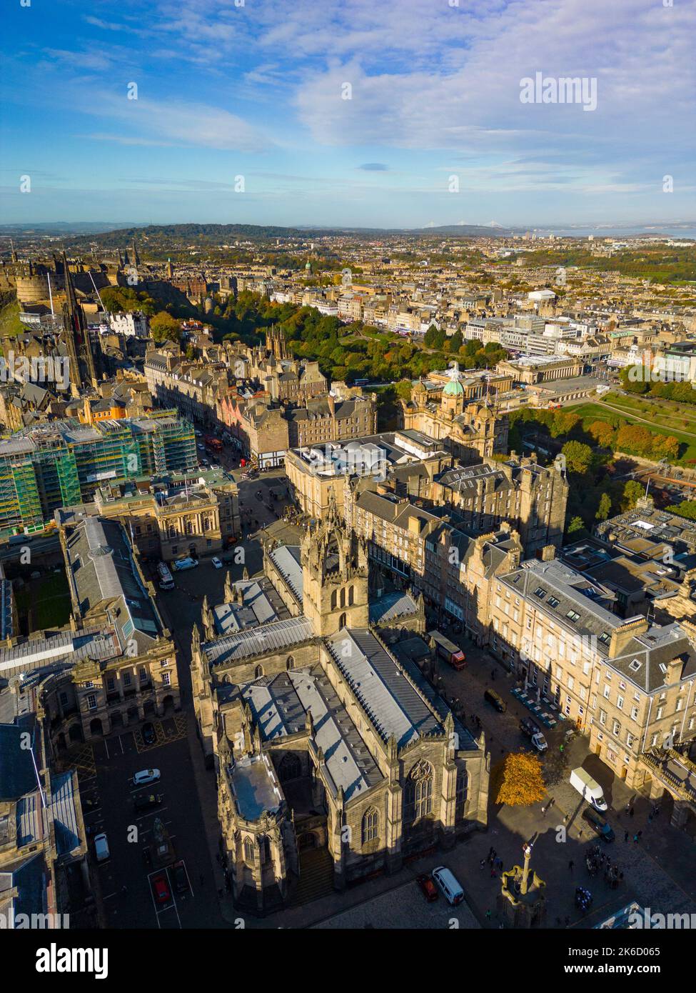 Luftaufnahme von der Drohne der Royal Mile und der St Giles Cathedral in der Altstadt von Edinburgh, Schottland Stockfoto