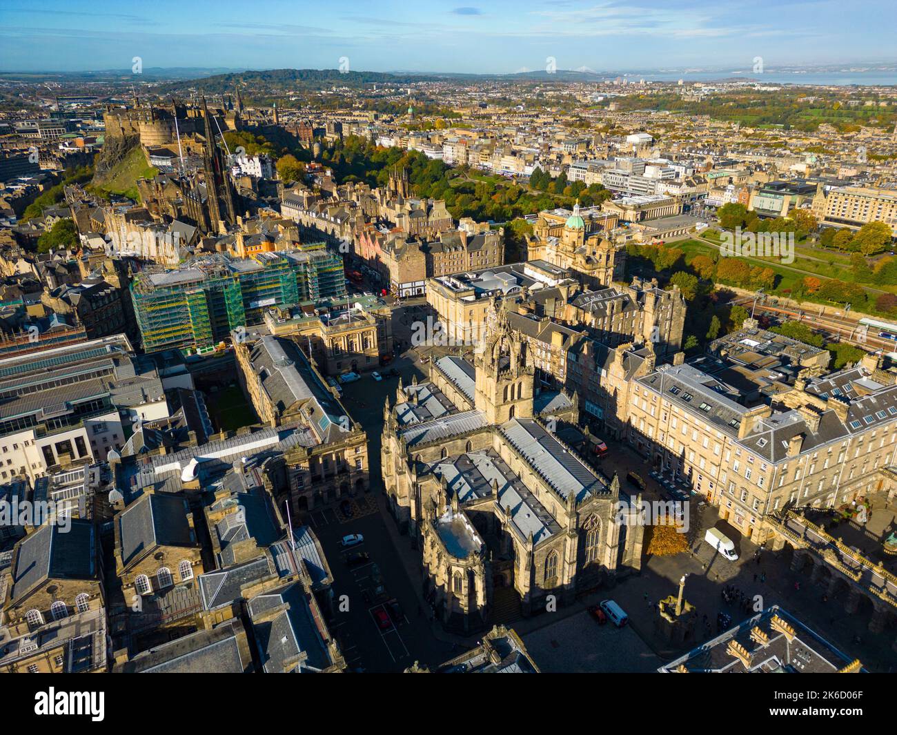 Luftaufnahme von der Drohne der Royal Mile und der St Giles Cathedral in der Altstadt von Edinburgh, Schottland Stockfoto