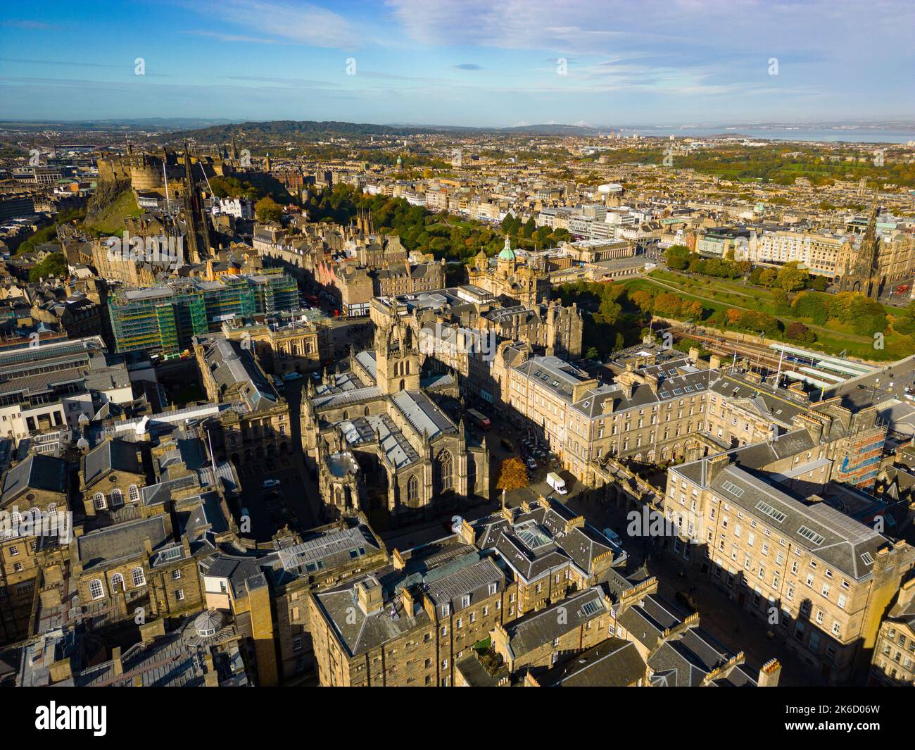 Luftaufnahme von der Drohne der Royal Mile und der St Giles Cathedral in der Altstadt von Edinburgh, Schottland Stockfoto