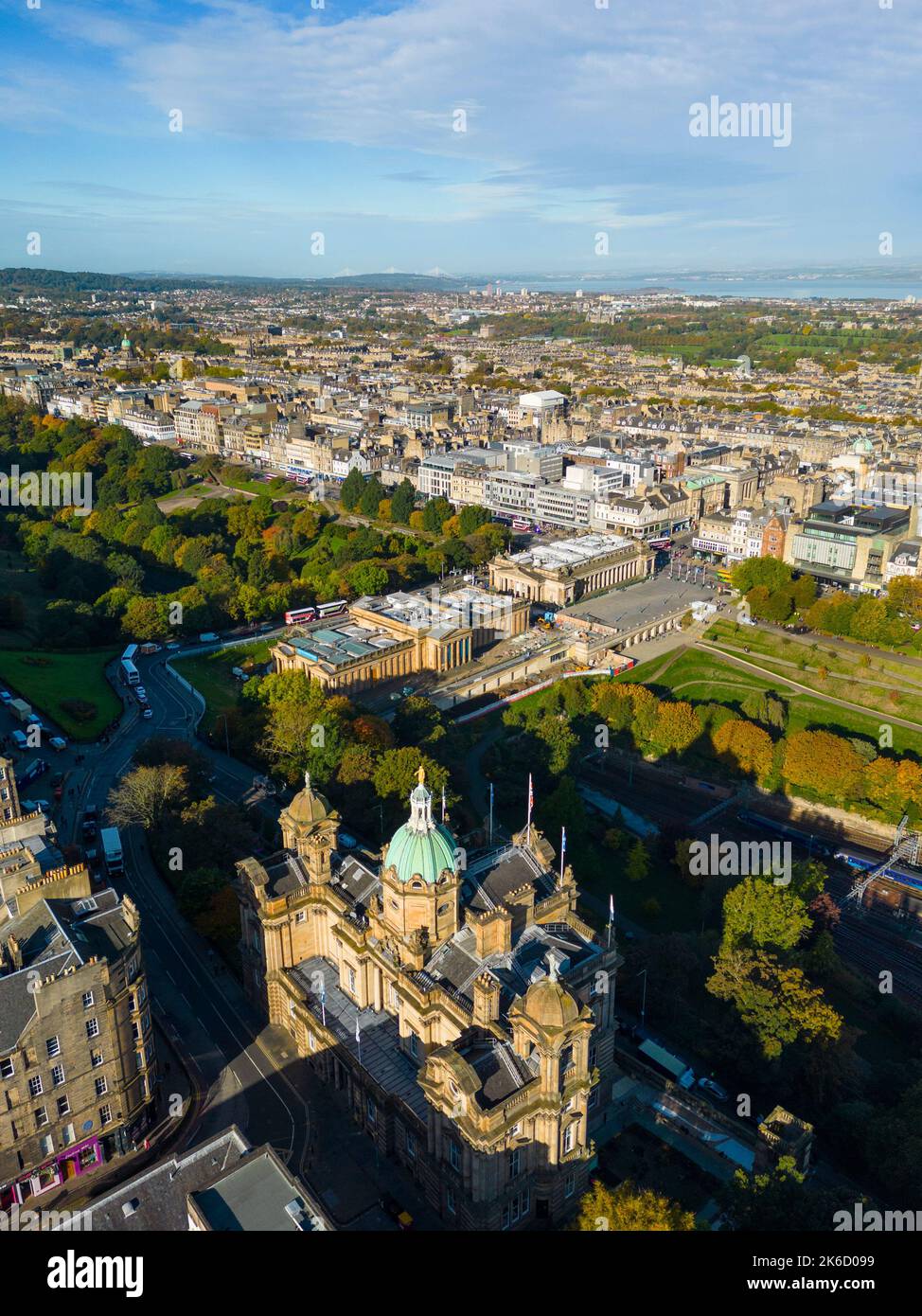 Luftaufnahme von der Drohne der Skyline von Edinburgh in Richtung Princes Street Gardens, Schottland, Großbritannien Stockfoto