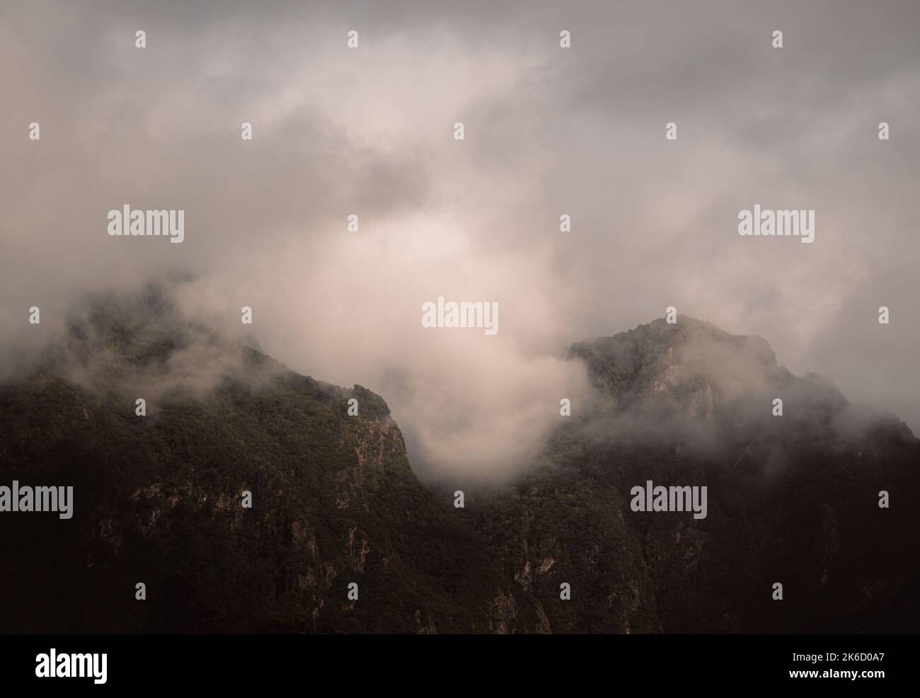 Dramatische Wolken über Bergen, launische Landschaft, Kopierraum Stockfoto