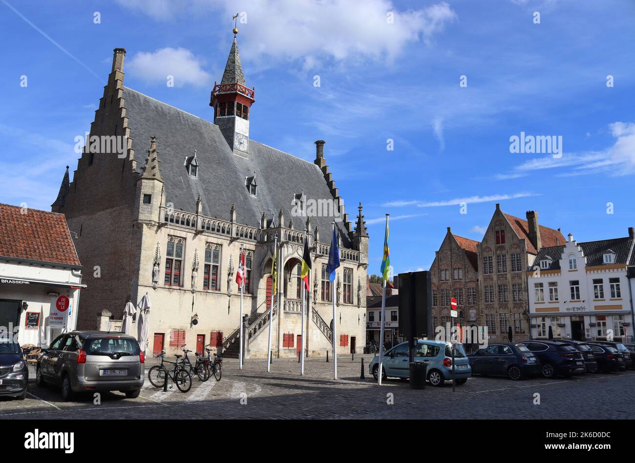 DAMME, BELGIEN, 7. OKTOBER 2022: Außenansicht des Damme Rathauses und des Markts in der Nähe von Brügge in Belgien. Damme ist ein beliebtes Touristenziel in We Stockfoto
