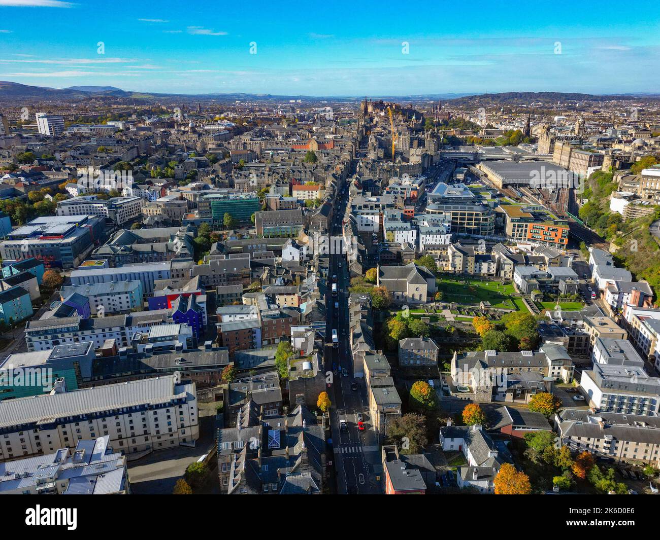Luftaufnahme von der Drohne der Royal Mile bei Canongate und der Altstadt in Edinburgh, Schottland, Großbritannien Stockfoto