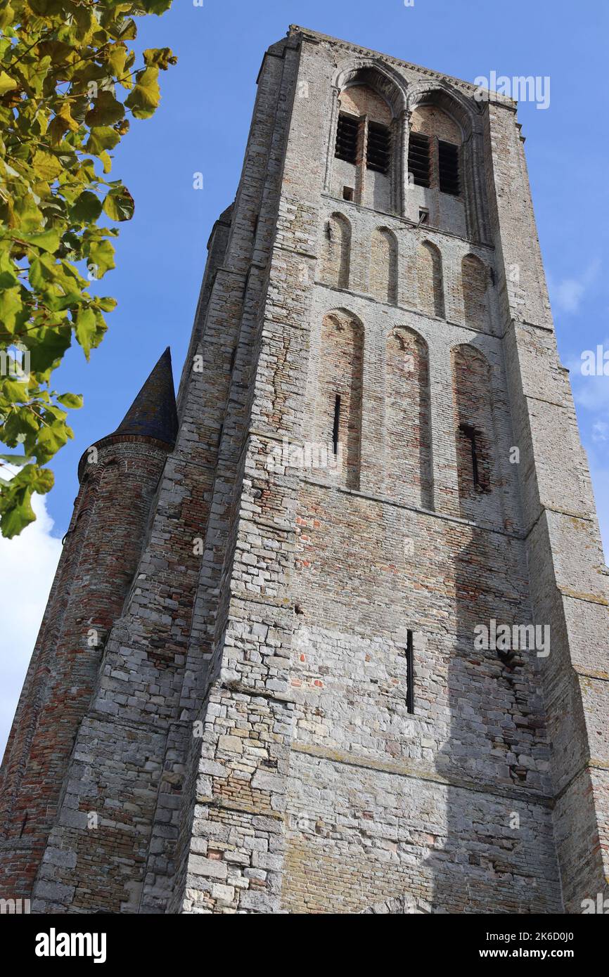 Außenansicht des Turms der Mariä-Himmelfahrt-Chuch in Damme, Westflandern, Belgien. Stockfoto