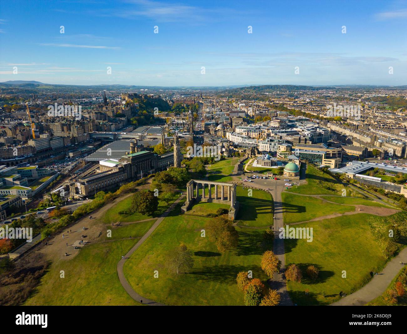 Luftaufnahme von Calton Hill und Skyline von Edinburgh, Schottland, Großbritannien Stockfoto