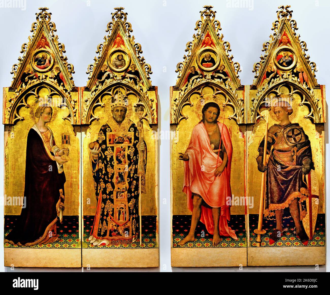 Quaratesi Polyptych, von Gentile di Niccol bekannt als Gentile da Fabriano, 1425, 15. Jahrhundert, Florenz, Italien. St. Maria Magdalena hält Balsamario Parfümflasche, St. Nikolaus von Bari Bischof Tiara pastoralen Personal Gewänder chasuble Stahl drei Kugeln rechten Spitzen Cymatium Formung. Stockfoto