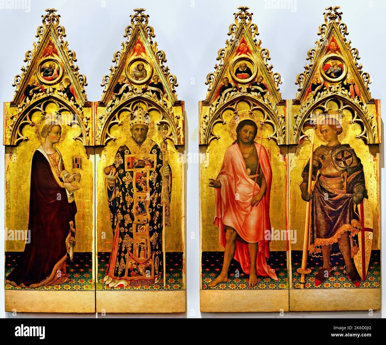 Quaratesi Polyptych, von Gentile di Niccol bekannt als Gentile da Fabriano, 1425, 15. Jahrhundert, Florenz, Italien. St. Maria Magdalena hält Balsamario Parfümflasche, St. Nikolaus von Bari Bischof Tiara pastoralen Personal Gewänder chasuble Stahl drei Kugeln rechten Spitzen Cymatium Formung. Stockfoto