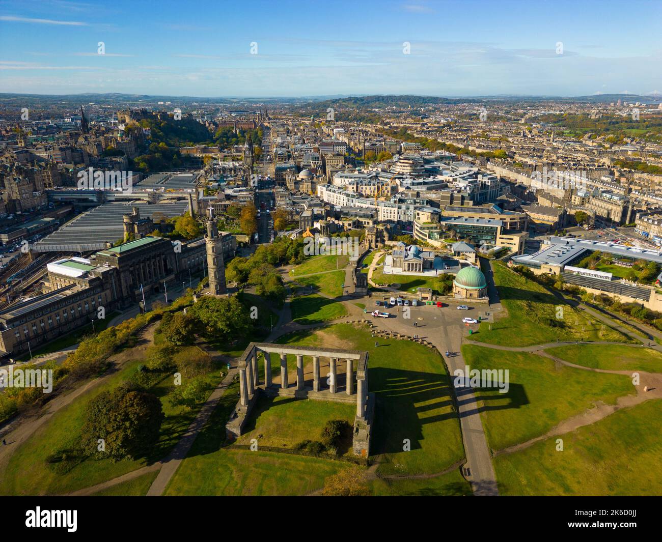 Luftaufnahme von Calton Hill und Skyline von Edinburgh, Schottland, Großbritannien Stockfoto