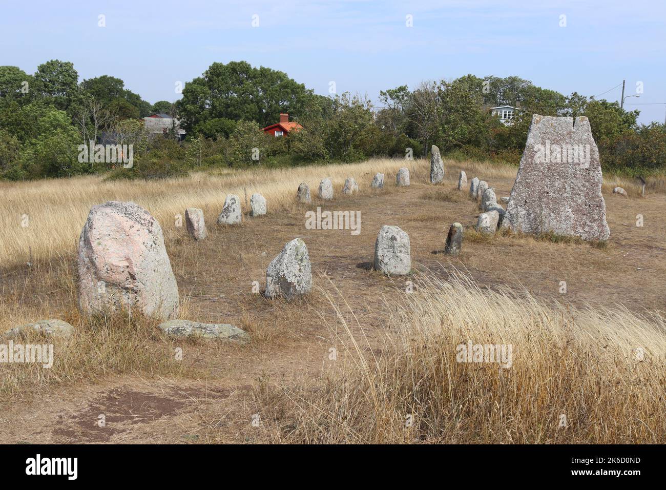 Ansicht des Grabes von Gettlinge auf der Insel Öland in Schweden. Die Grabstätte des Wikingersteinschiffs ist ein wichtiges archäologisches Gebiet in Skandinavien. Stockfoto